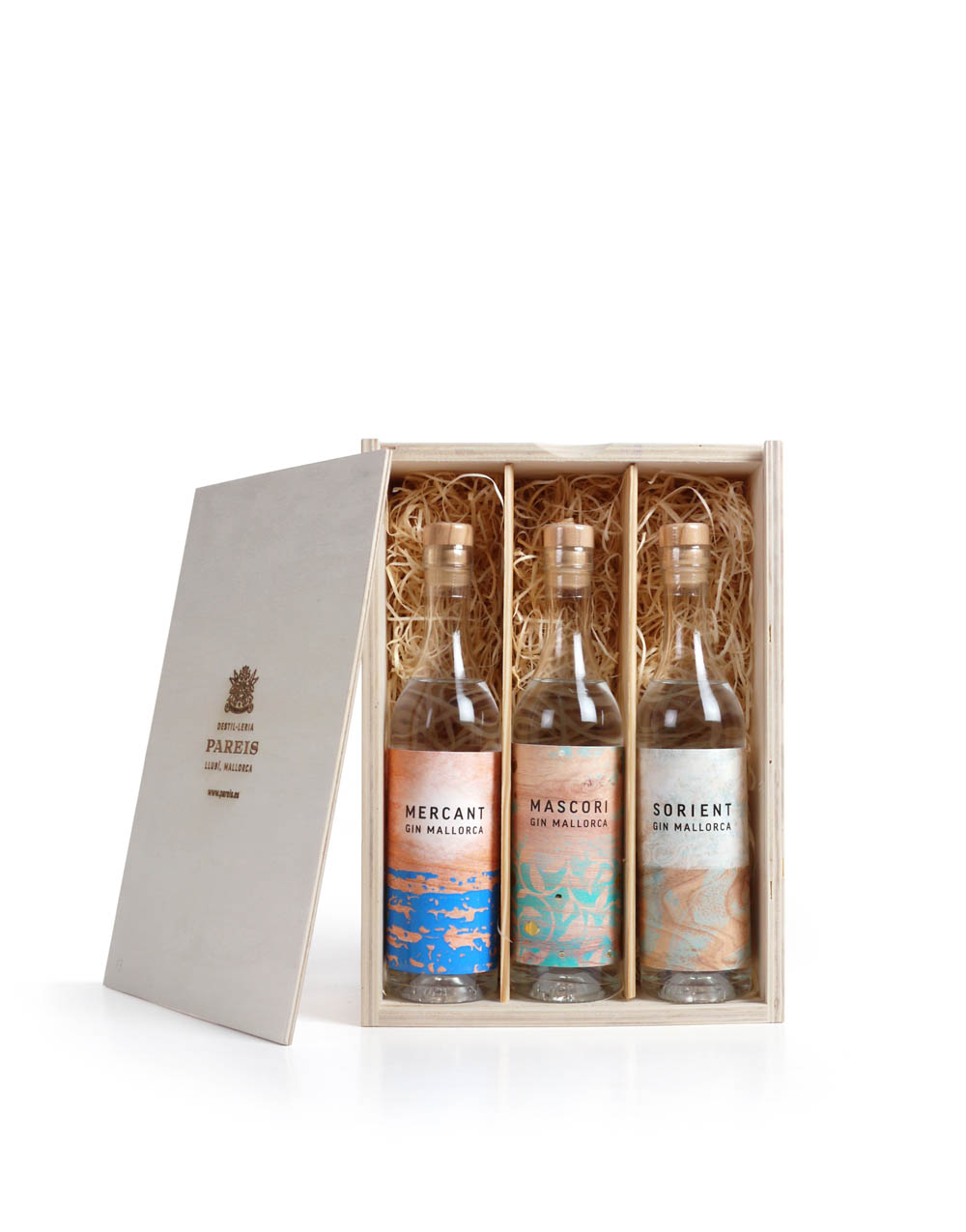 typical-gift-mallorca-typisches-Geschenk-Mallorca-Holzkiste-kleine-Gin-flaschen-wooden-box-small-gin-bottles-destileria-pareis-BG